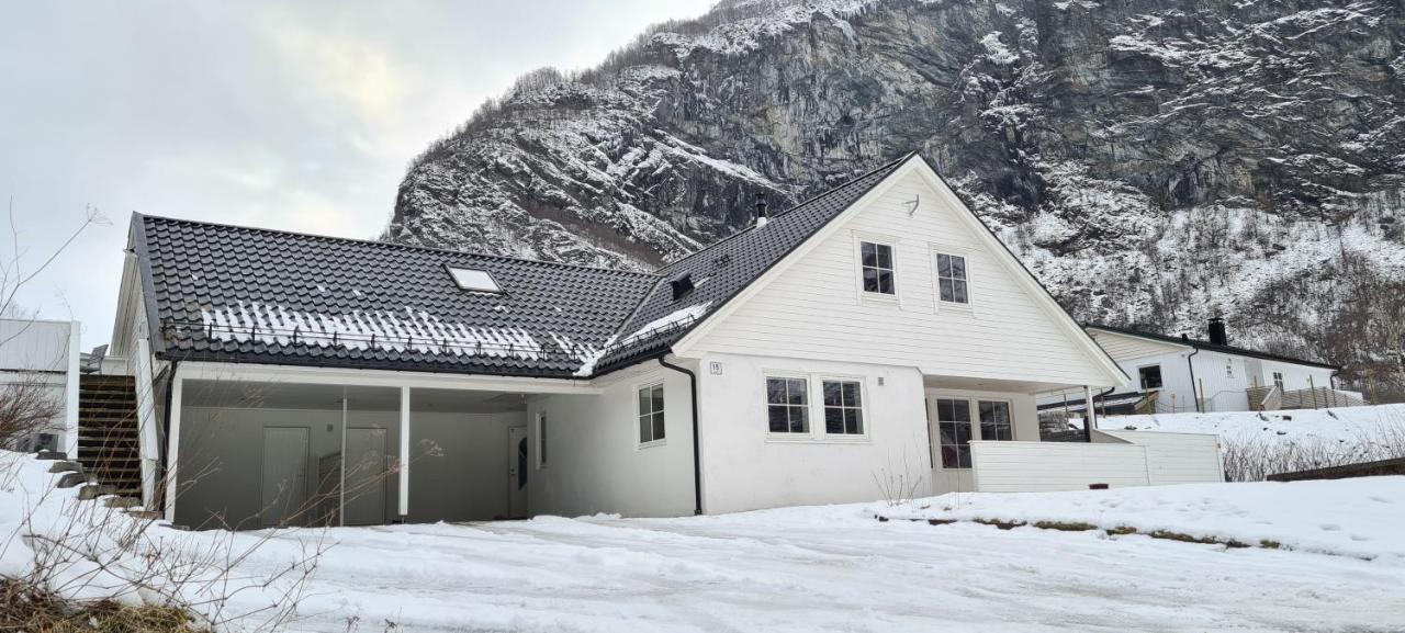 Cheerful 4-Bedroom Home With Fireplace, 1,5Km From Flam Center Aurland Exterior photo